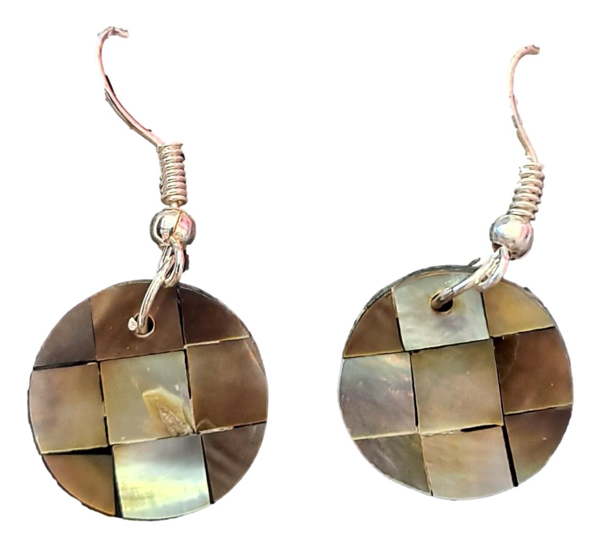 Shell Earrings – JE-NORA- Natural Dark Mother of Pearl Round